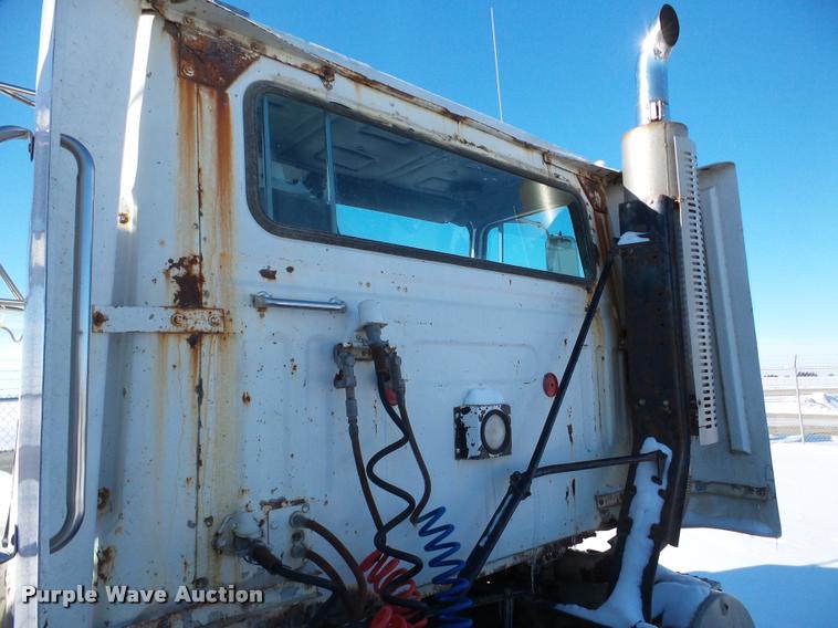 image for item DA1765 1989 Volvo WCM semi truck