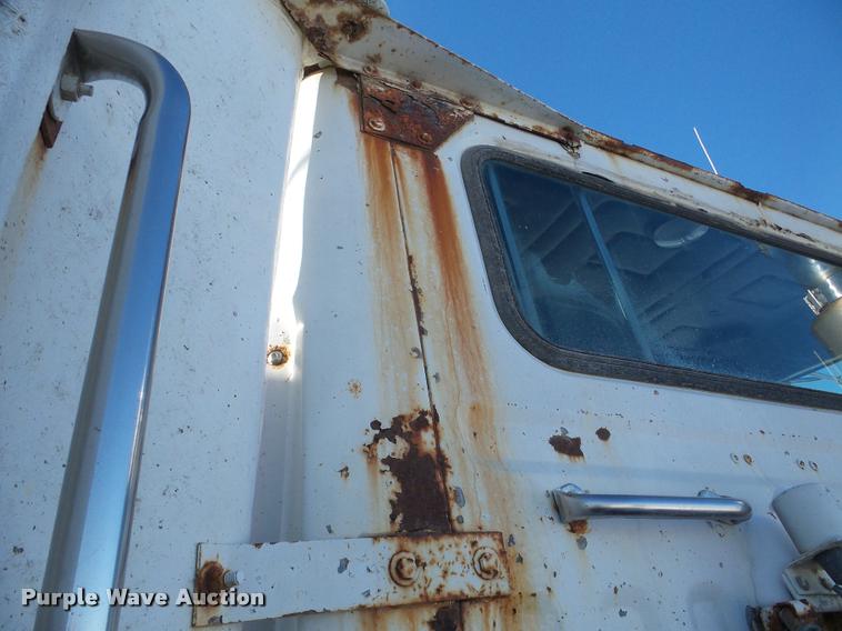 image for item DA1765 1989 Volvo WCM semi truck