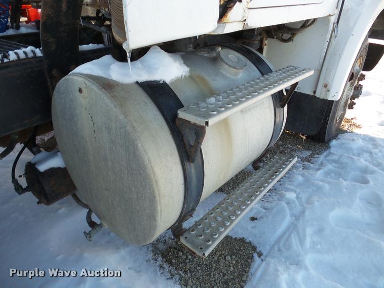 image for item DA1765 1989 Volvo WCM semi truck