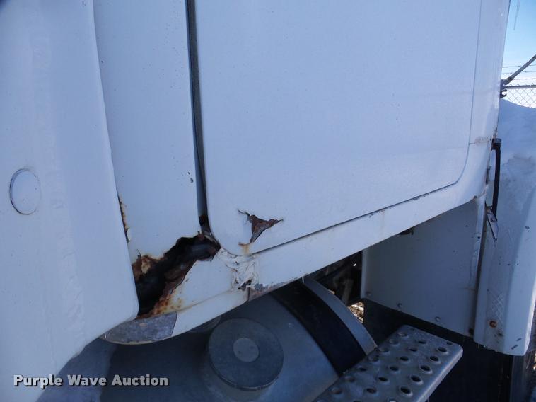 image for item DA1765 1989 Volvo WCM semi truck