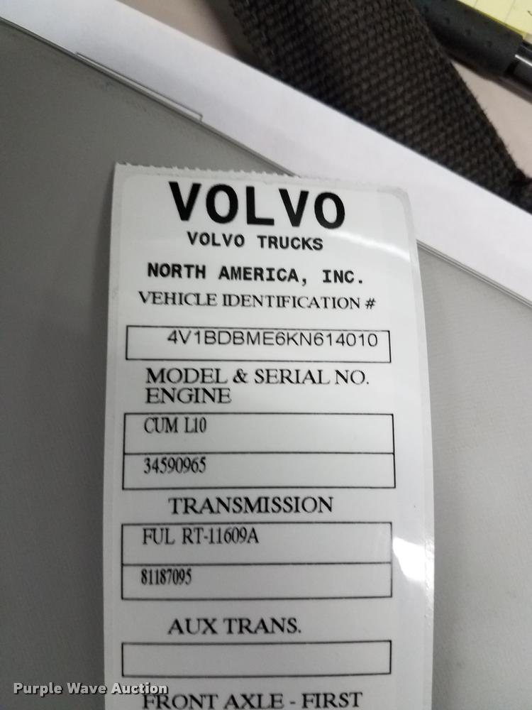 image for item DA1765 1989 Volvo WCM semi truck