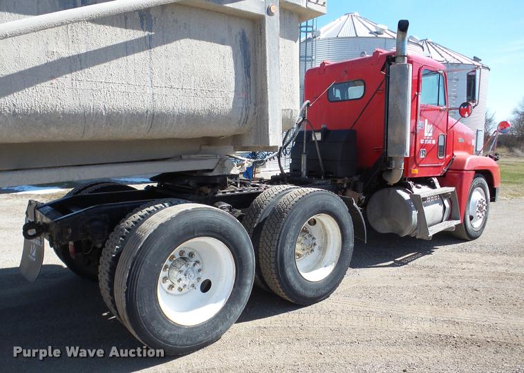 image for item DA1811 1991 Freightliner FLD semi truck