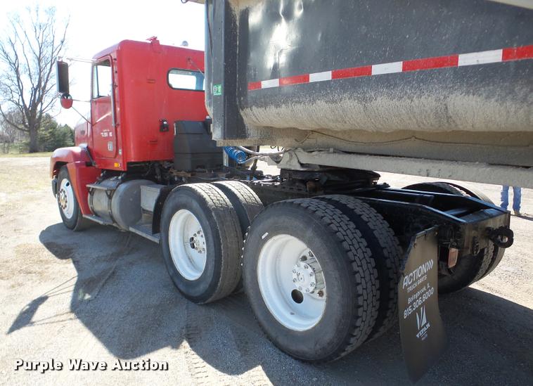 image for item DA1811 1991 Freightliner FLD semi truck