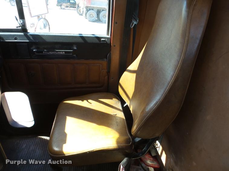 image for item DA1811 1991 Freightliner FLD semi truck