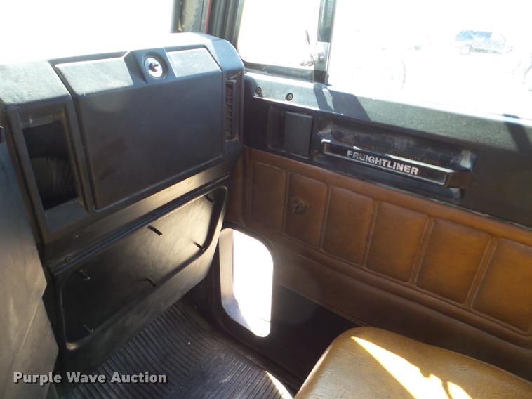 image for item DA1811 1991 Freightliner FLD semi truck