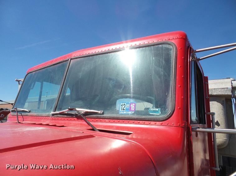 image for item DA1811 1991 Freightliner FLD semi truck