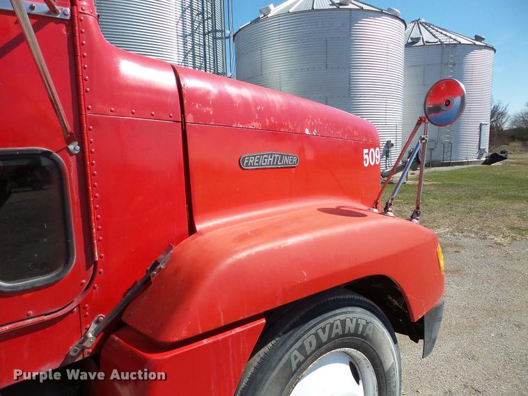 image for item DA1811 1991 Freightliner FLD semi truck