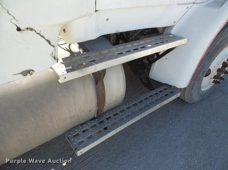 image for item DA7499 1998 Ford AT9513 Aeromax 113 semi truck