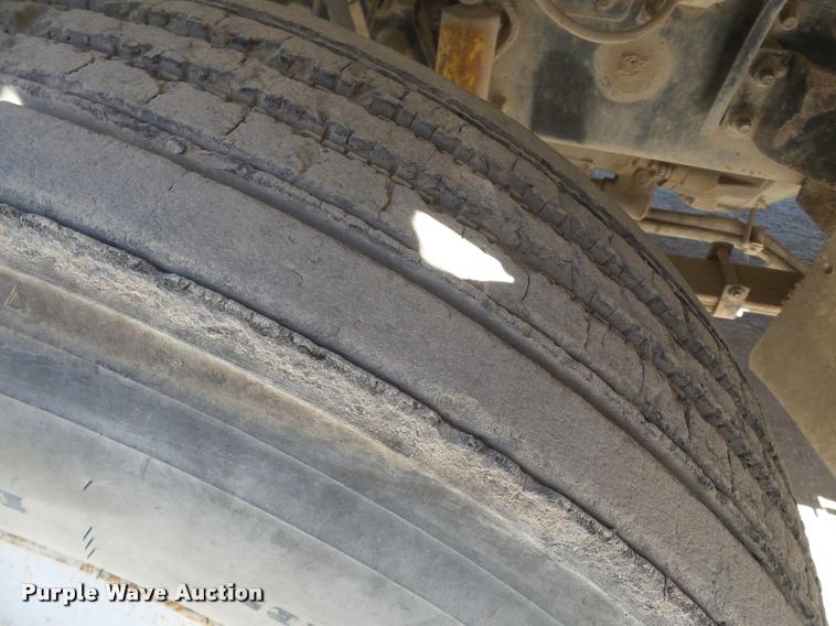 image for item DA7499 1998 Ford AT9513 Aeromax 113 semi truck