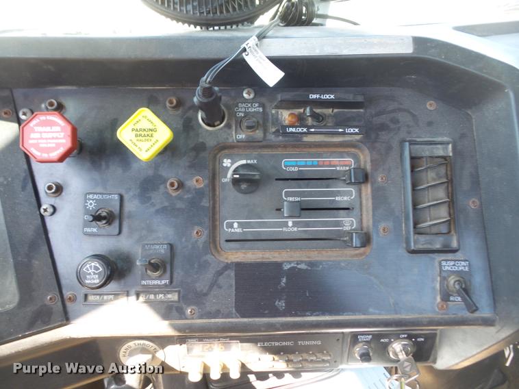 image for item DB0522 1994 Volvo WG semi truck