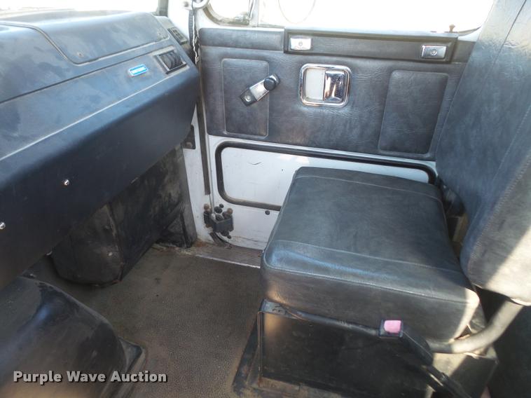 image for item DB0522 1994 Volvo WG semi truck