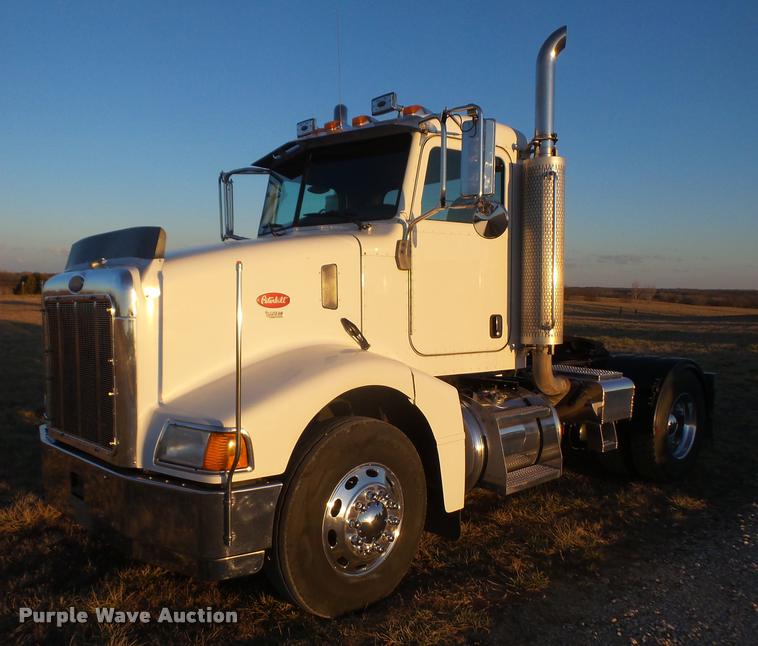 image for item DB0675 2005 Peterbilt 385 semi truck