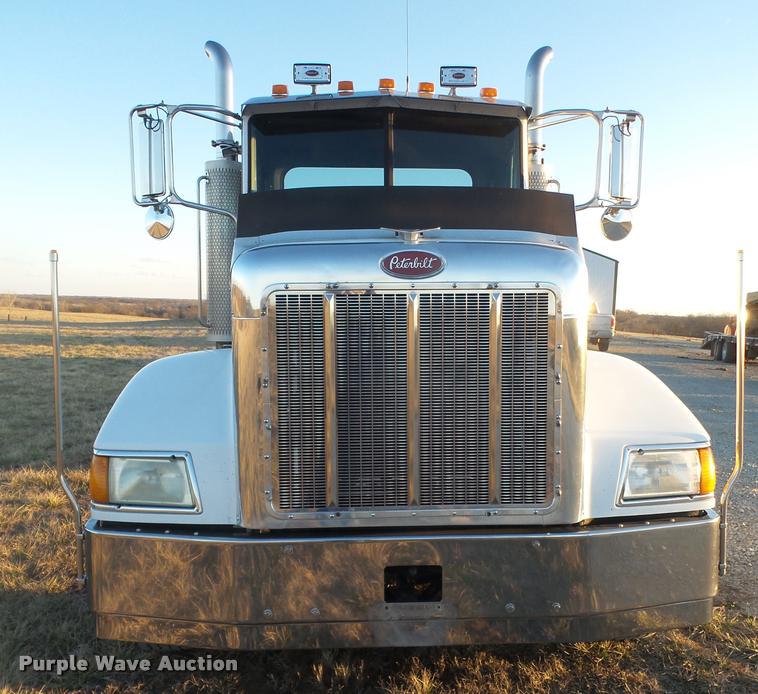 image for item DB0675 2005 Peterbilt 385 semi truck