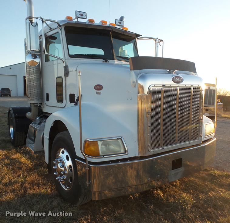 image for item DB0675 2005 Peterbilt 385 semi truck