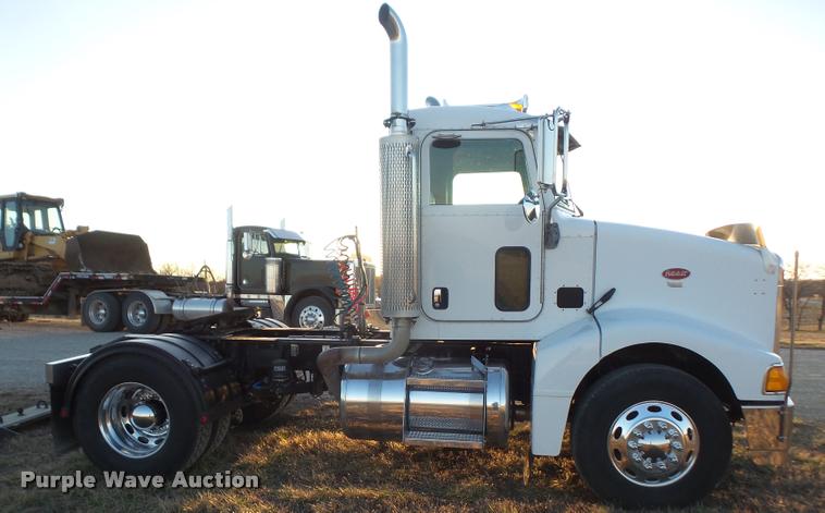 image for item DB0675 2005 Peterbilt 385 semi truck
