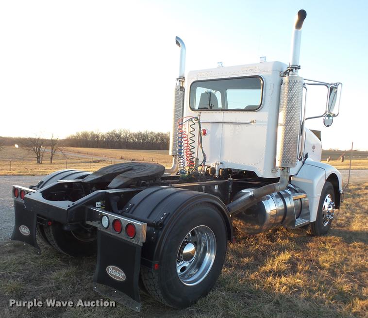 image for item DB0675 2005 Peterbilt 385 semi truck