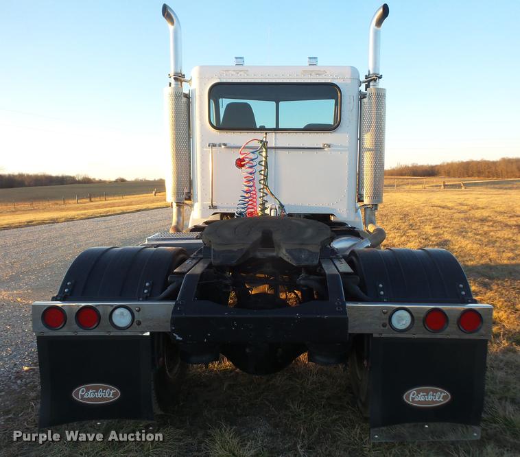 image for item DB0675 2005 Peterbilt 385 semi truck