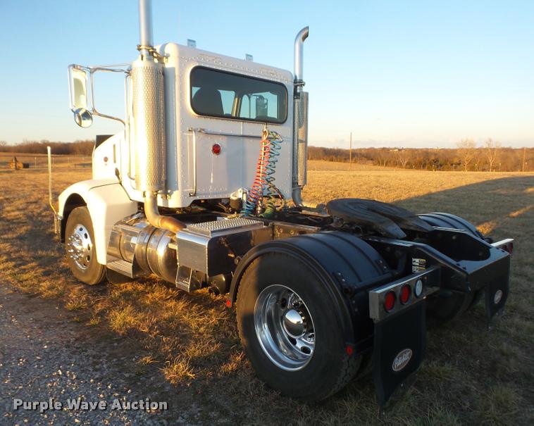 image for item DB0675 2005 Peterbilt 385 semi truck