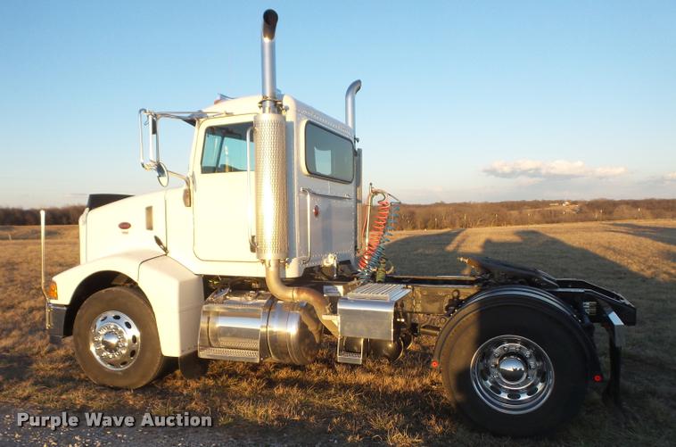 image for item DB0675 2005 Peterbilt 385 semi truck