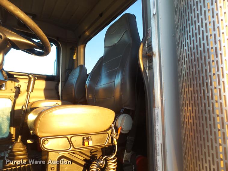 image for item DB0675 2005 Peterbilt 385 semi truck