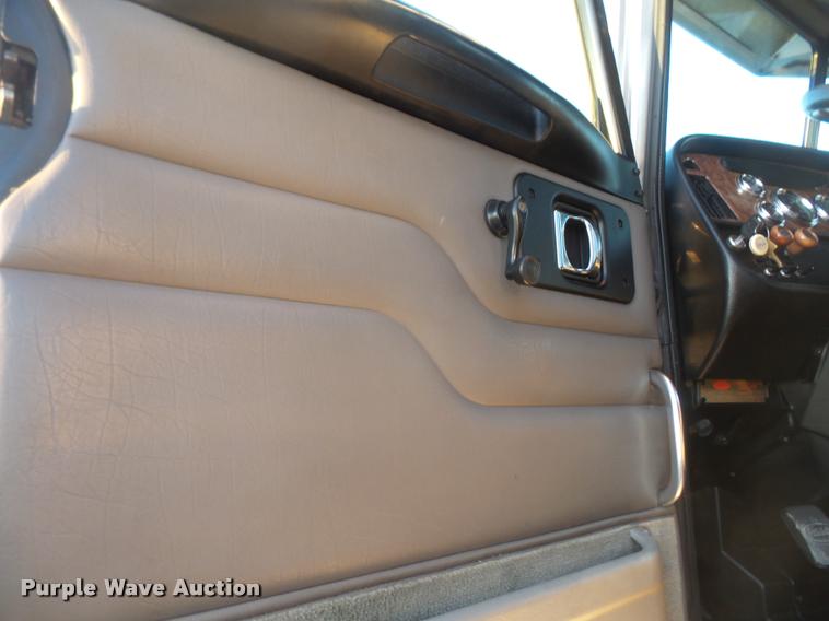 image for item DB0675 2005 Peterbilt 385 semi truck