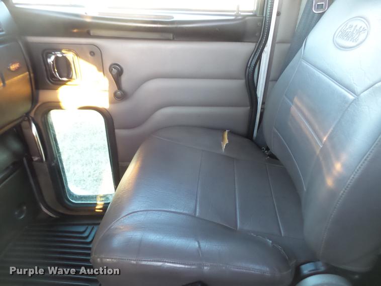 image for item DB0675 2005 Peterbilt 385 semi truck