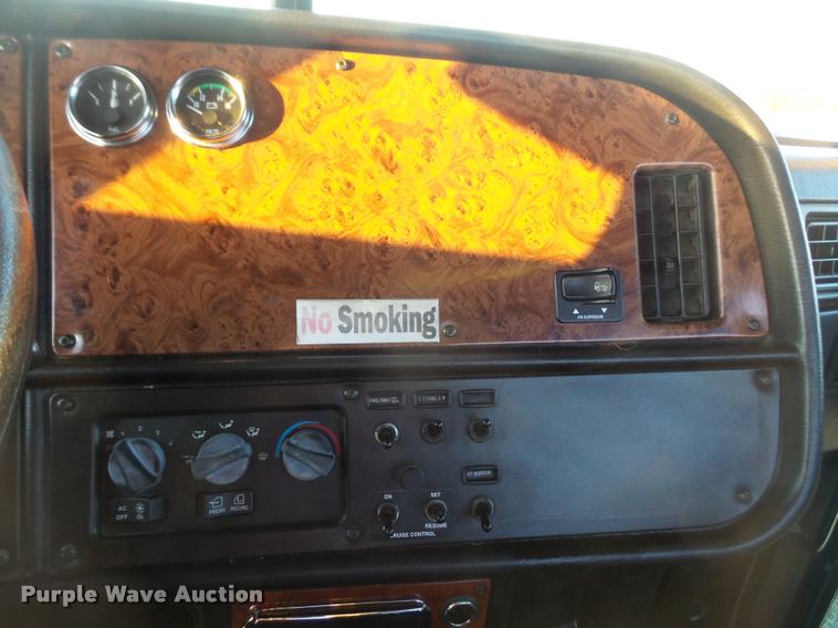 image for item DB0675 2005 Peterbilt 385 semi truck