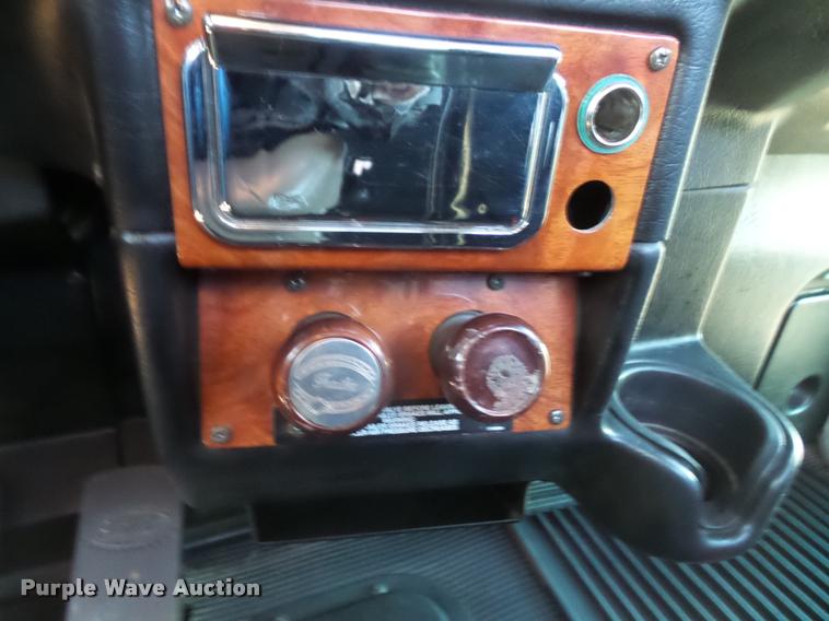 image for item DB0675 2005 Peterbilt 385 semi truck