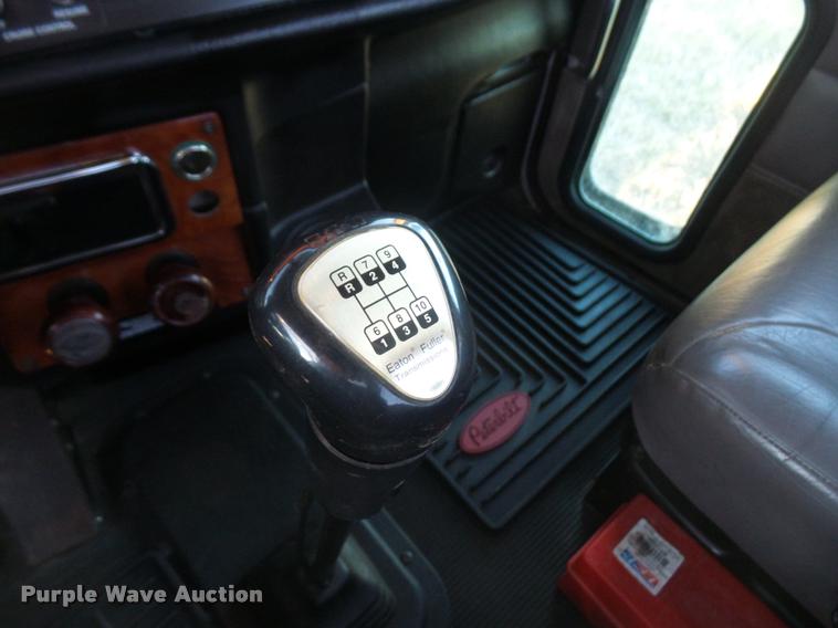 image for item DB0675 2005 Peterbilt 385 semi truck