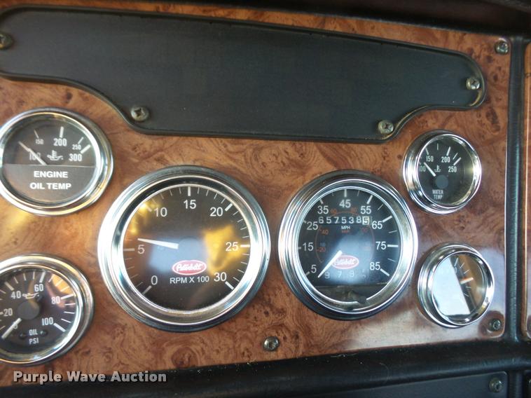 image for item DB0675 2005 Peterbilt 385 semi truck