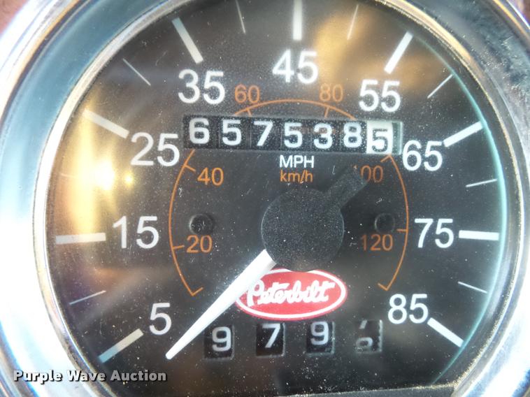 image for item DB0675 2005 Peterbilt 385 semi truck