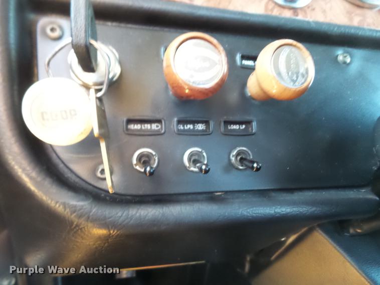 image for item DB0675 2005 Peterbilt 385 semi truck