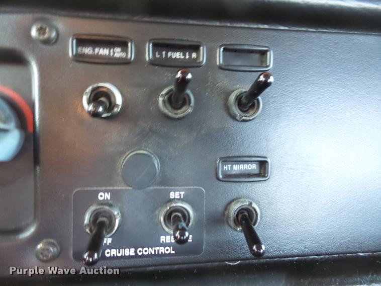 image for item DB0675 2005 Peterbilt 385 semi truck