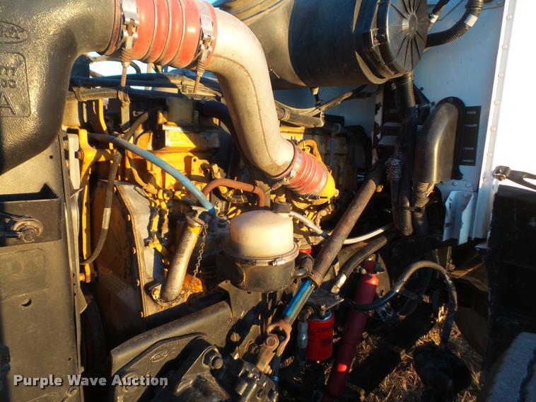 image for item DB0675 2005 Peterbilt 385 semi truck