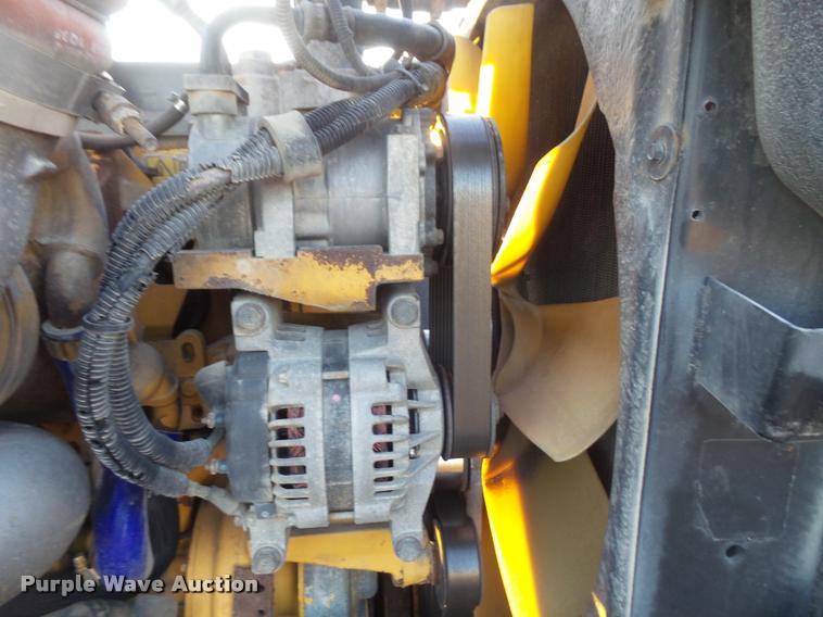 image for item DB0675 2005 Peterbilt 385 semi truck