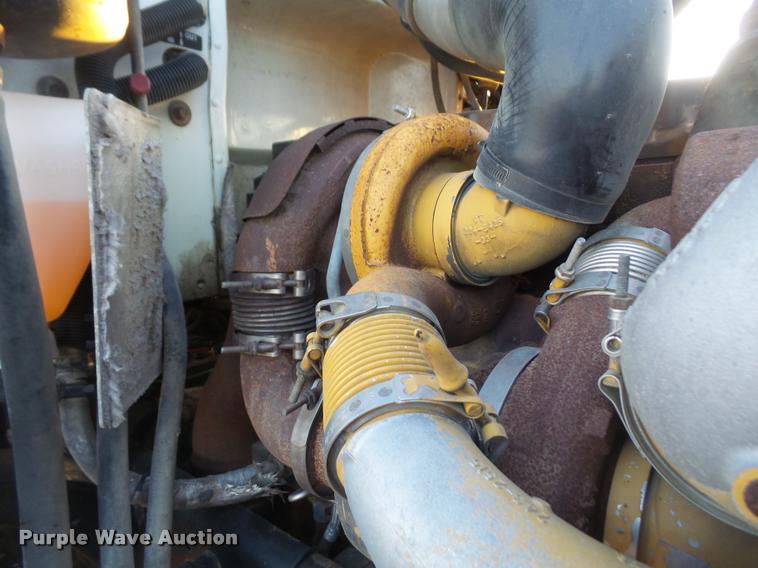 image for item DB0675 2005 Peterbilt 385 semi truck