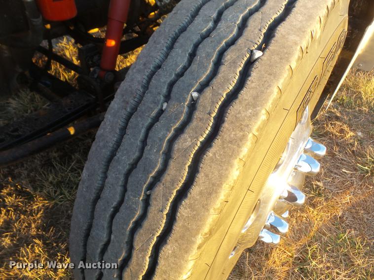 image for item DB0675 2005 Peterbilt 385 semi truck