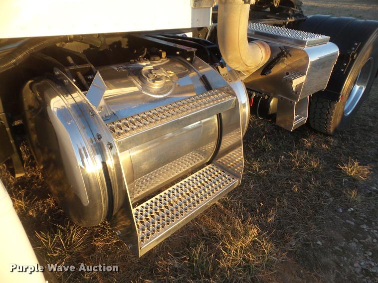 image for item DB0675 2005 Peterbilt 385 semi truck