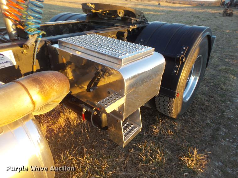 image for item DB0675 2005 Peterbilt 385 semi truck