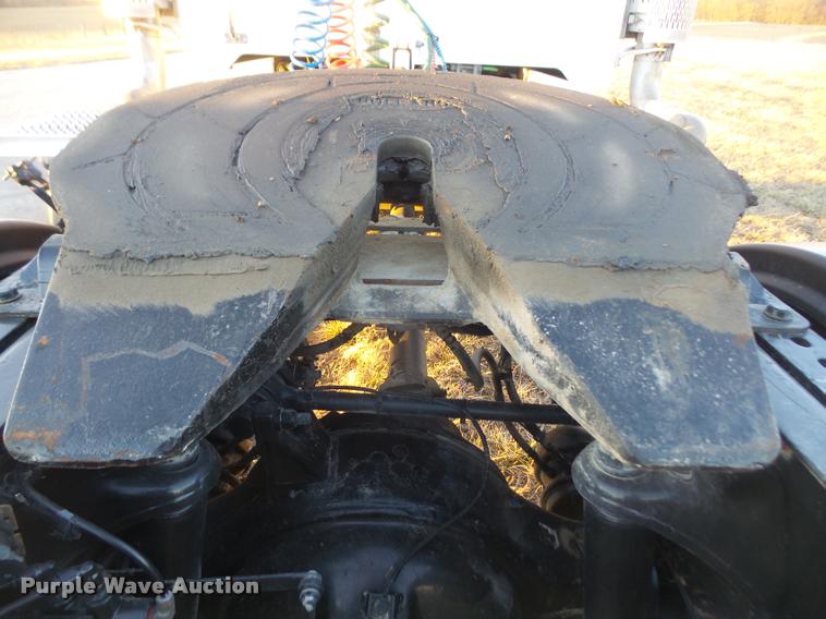 image for item DB0675 2005 Peterbilt 385 semi truck