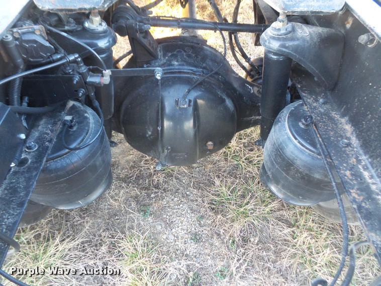 image for item DB0675 2005 Peterbilt 385 semi truck