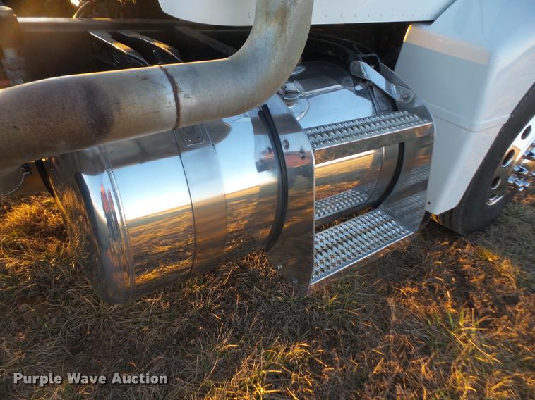 image for item DB0675 2005 Peterbilt 385 semi truck