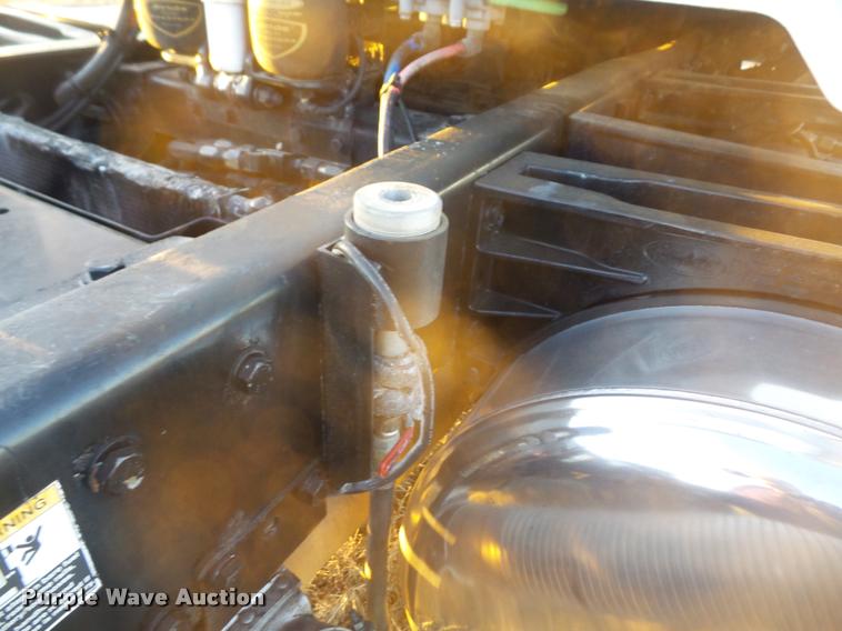 image for item DB0675 2005 Peterbilt 385 semi truck