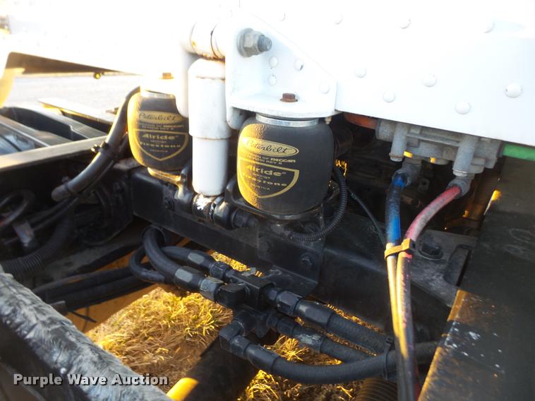 image for item DB0675 2005 Peterbilt 385 semi truck