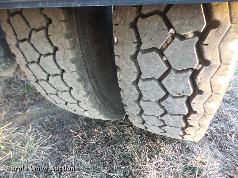 image for item DB0675 2005 Peterbilt 385 semi truck