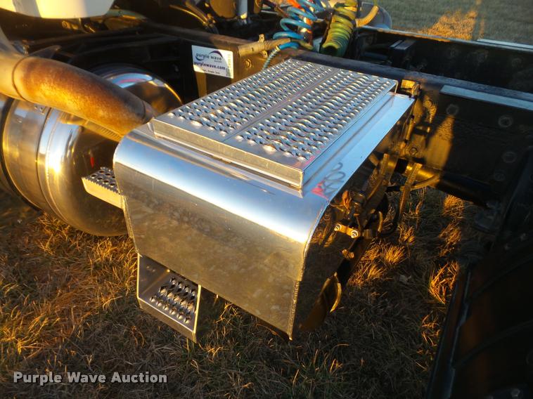 image for item DB0675 2005 Peterbilt 385 semi truck