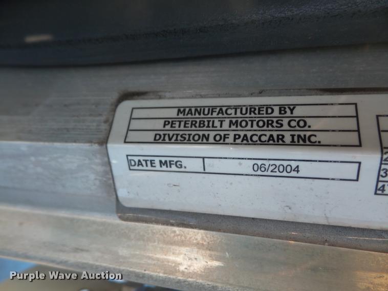 image for item DB0675 2005 Peterbilt 385 semi truck