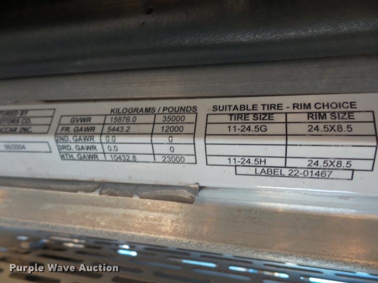 image for item DB0675 2005 Peterbilt 385 semi truck