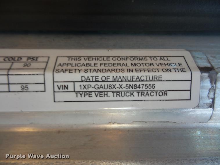 image for item DB0675 2005 Peterbilt 385 semi truck