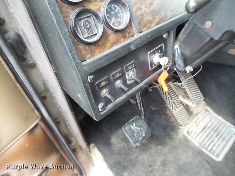 image for item DB1290 1994 Kenworth T600 semi truck